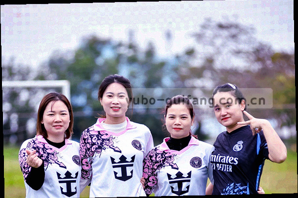 广西城市天际线剪影，透出蓝色光带，象征数字时代